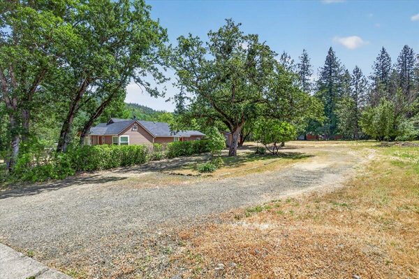 125 Hudspeth Lane, Shady Cove, OR 97539